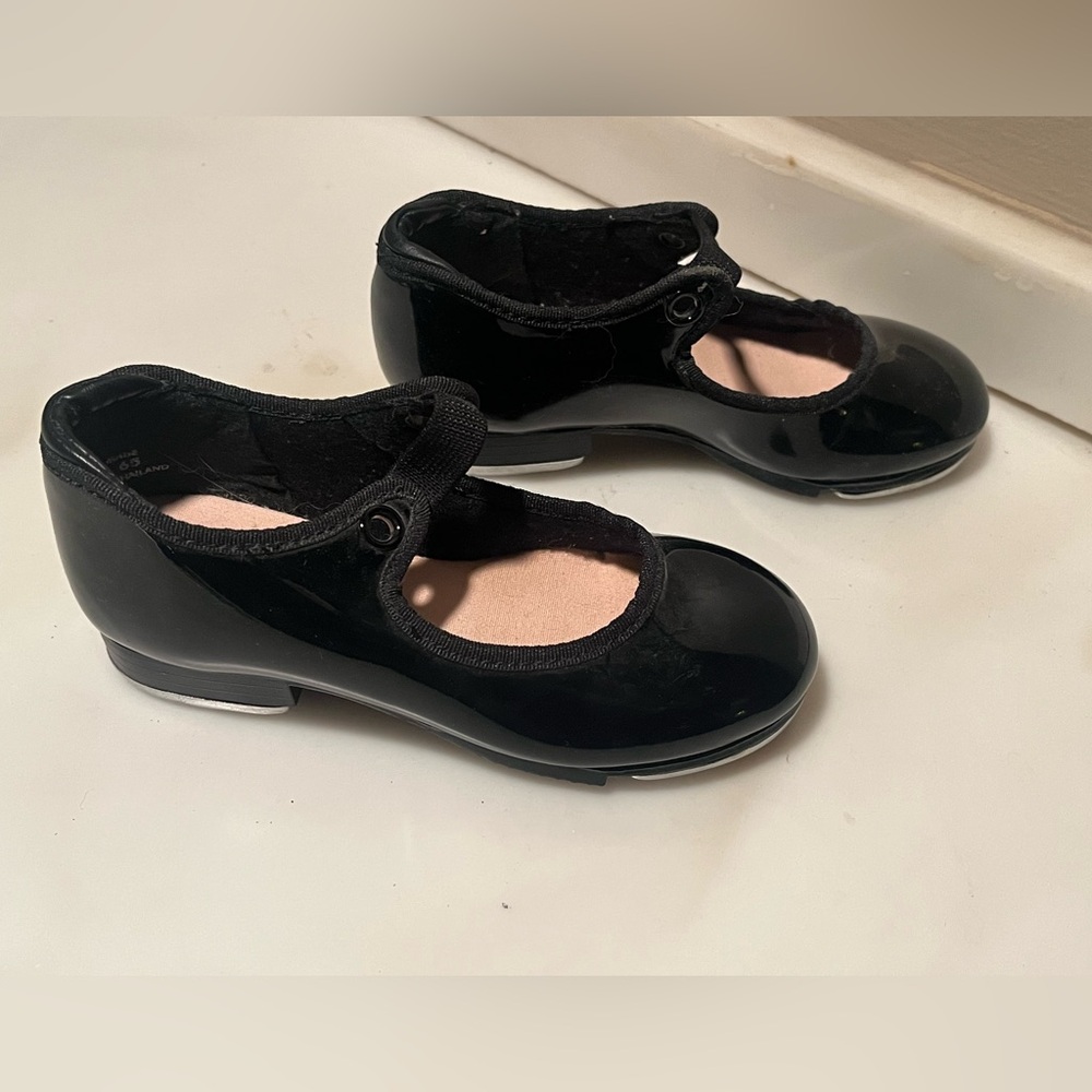 CAPEZIO Girl’s Black Tap Shoes, Size 8.5W